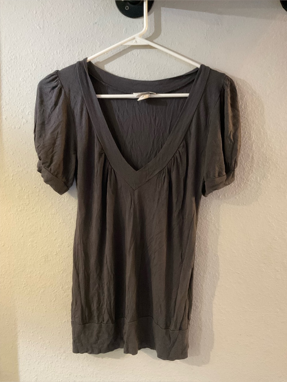 Toska Short Sleeve V-Neck Top in Charcoal
